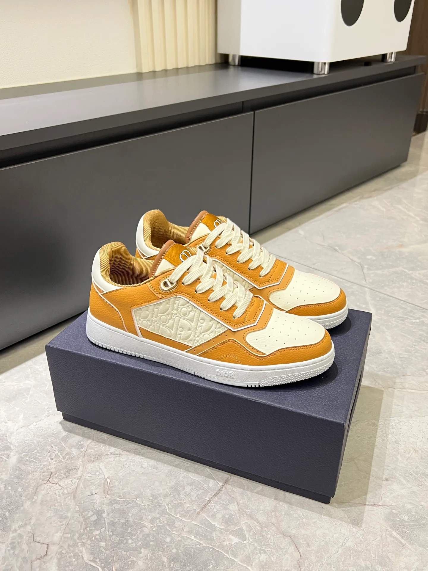 Men's shoes 💰p400 "Dio*" mid-top B27 casual sneakers. This B27 high-top sneaker is a new product in the series and continues Di*r's classic style. Crafted from gray and white smooth calf leather with beige and black Oblique print panels on the sides. The "CD Icon" shaped shoelace eyelets are clever and delicate, and the two-color rubber sole, rear collar and heel are all equipped with the brand's iconic details to enhance the style. Oblique printed straps at the ankle allow for an adjustable fit to complement the overall design. Fashionable and versatile, it can complement any look. Create an exquisite design with unique dynamic vitality and modern atmosphere, presented in low-top and high-top styles. This new must-have shoe adds a new dimension to Dior's archive heritage, embodying modern elegance. Purchase the original version and make it 1:1. If you need top quality, please come to me! Male 38-44!